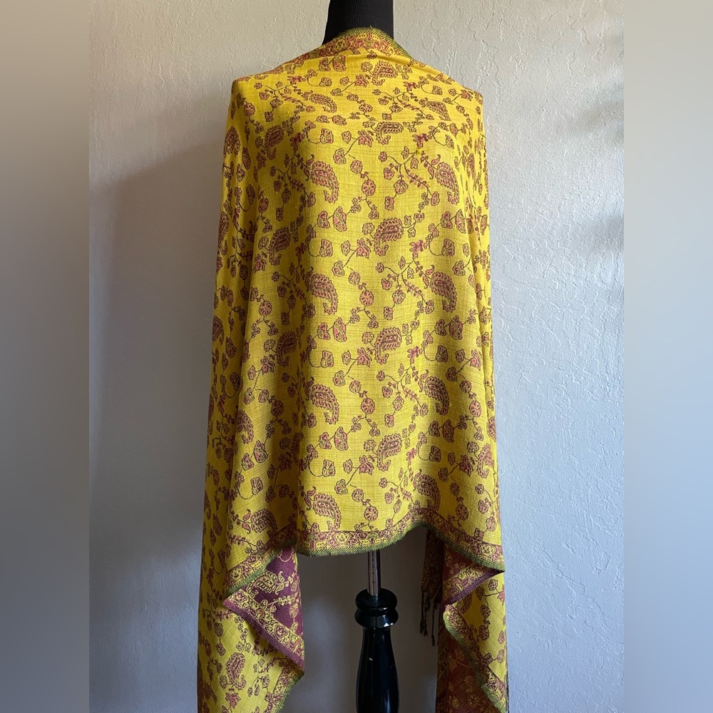 Soft Yellow and Brown Paisley Shawl - Picture 4 of 6